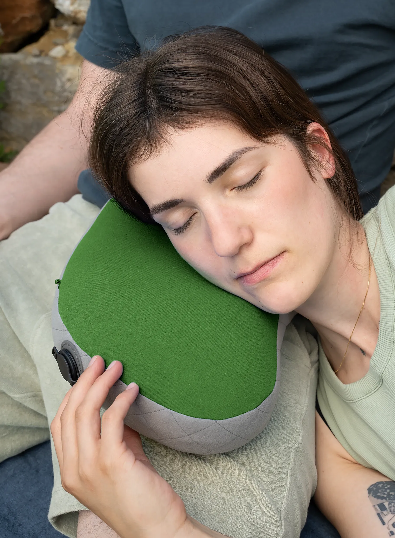 Napihljiv vzglavnik Cocoon Air-Core Pack Pillow - fresh olive/grey