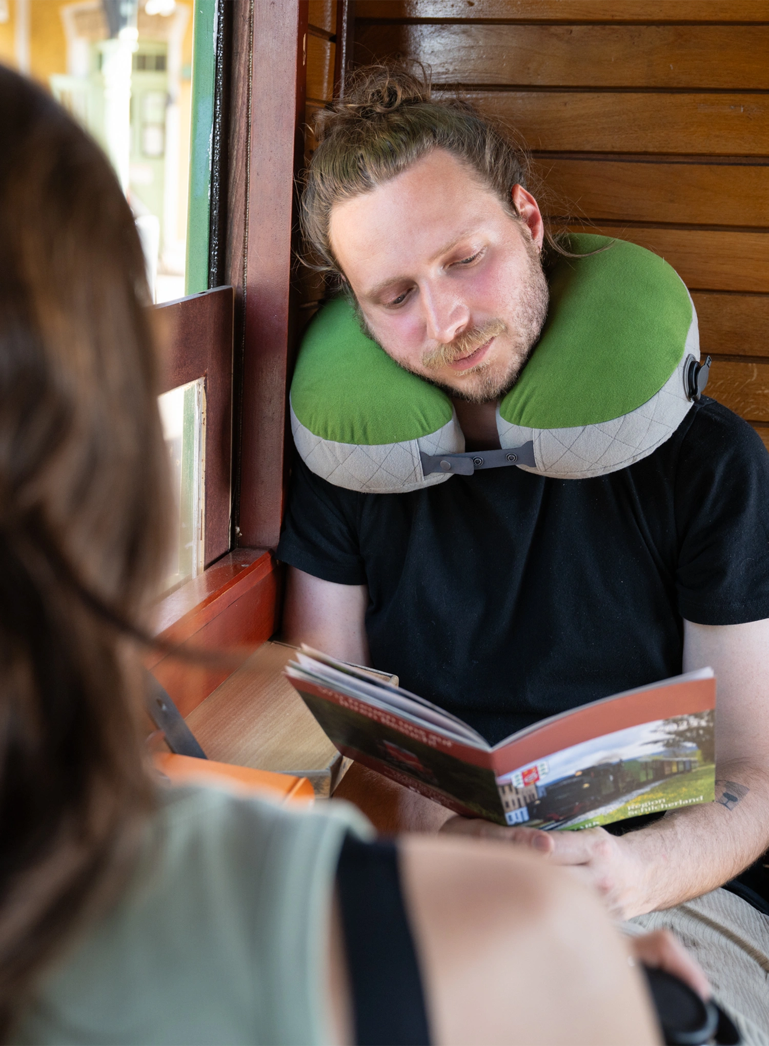 Potovalni vzglavnik Cocoon U-Shaped Down Neck Pillow - fresh olive/grey