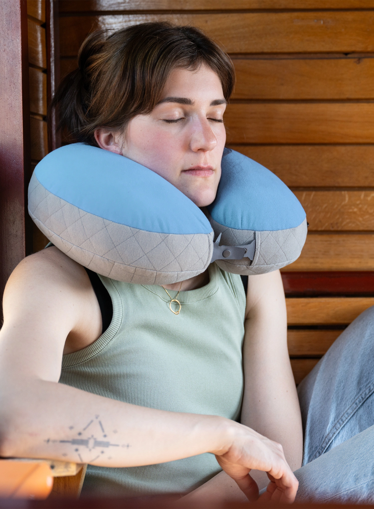 Potovalni vzglavnik Cocoon U-Shaped Neck Pillow - light blue/grey