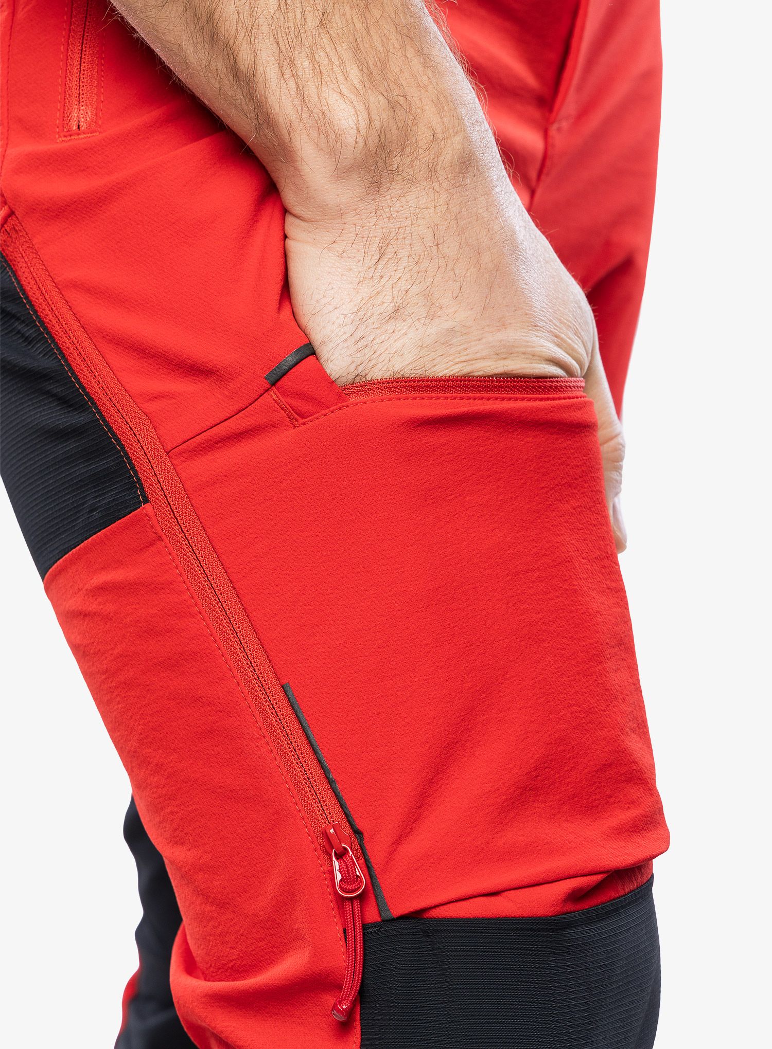 Pohodne hlače Berghaus Mtn Guide Alpine Pant - goji berry/jet black