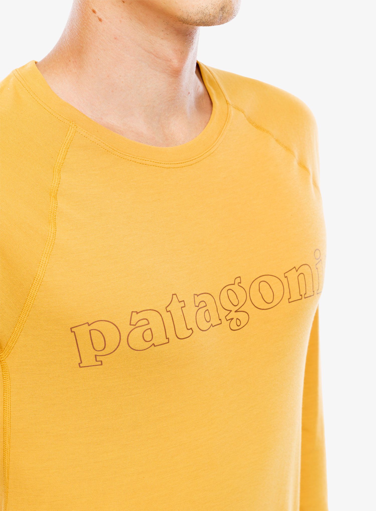 Puloverji brez kapuce Patagonia L/S Cap Cool Trail Graphic Shirt - outline text golden