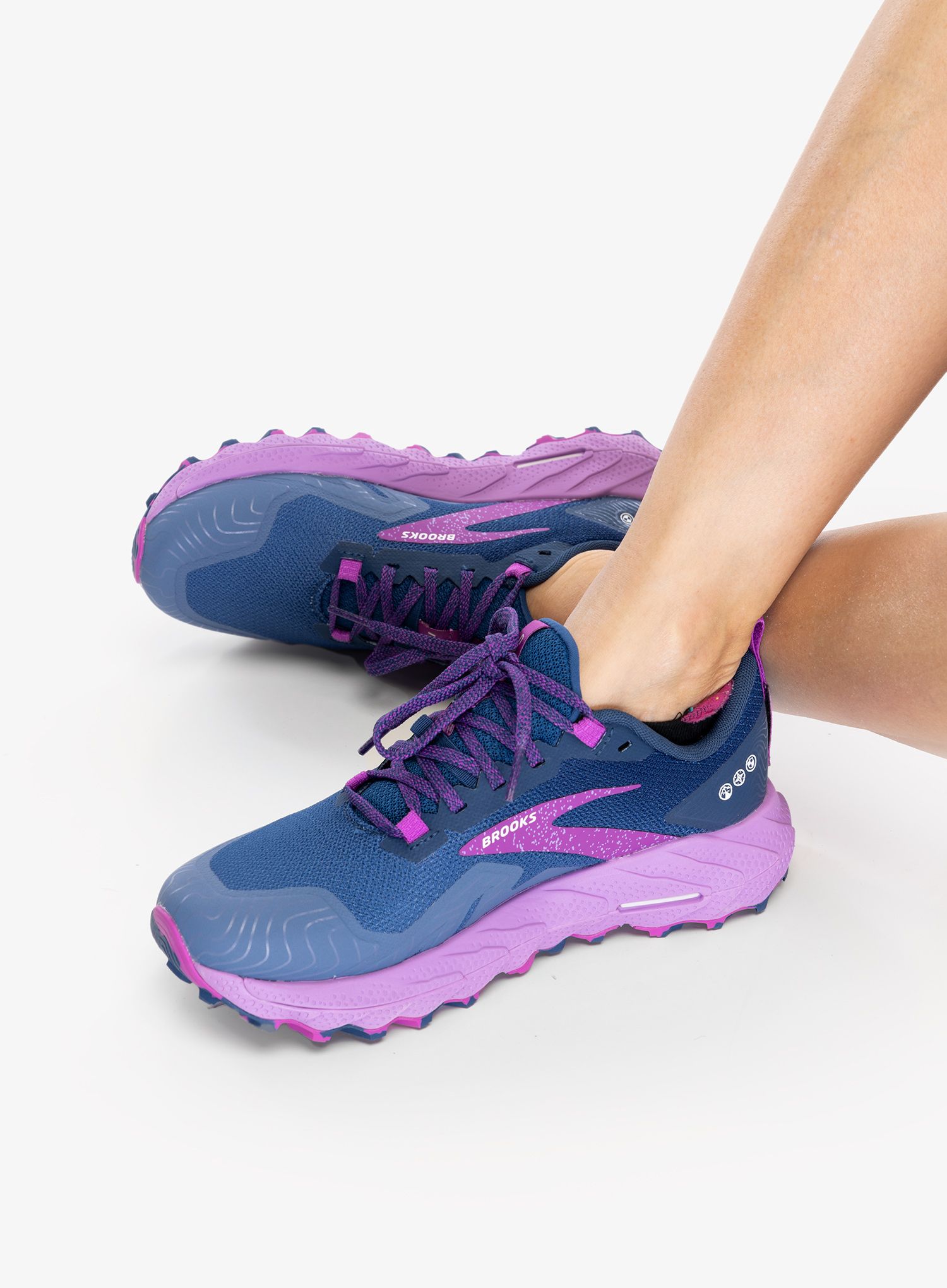 Ženski tekaški čevlji Brooks Cascadia 17 - navy/purple/violet