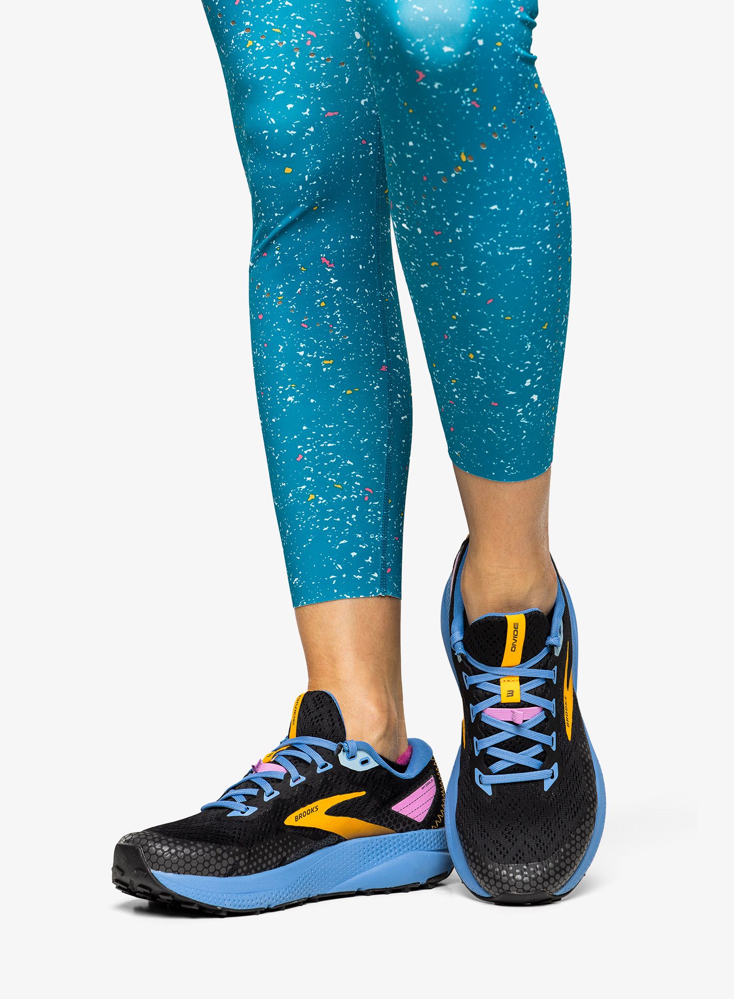 Ženski tekaški čevlji Brooks Divide 3 - black/blue/yellow