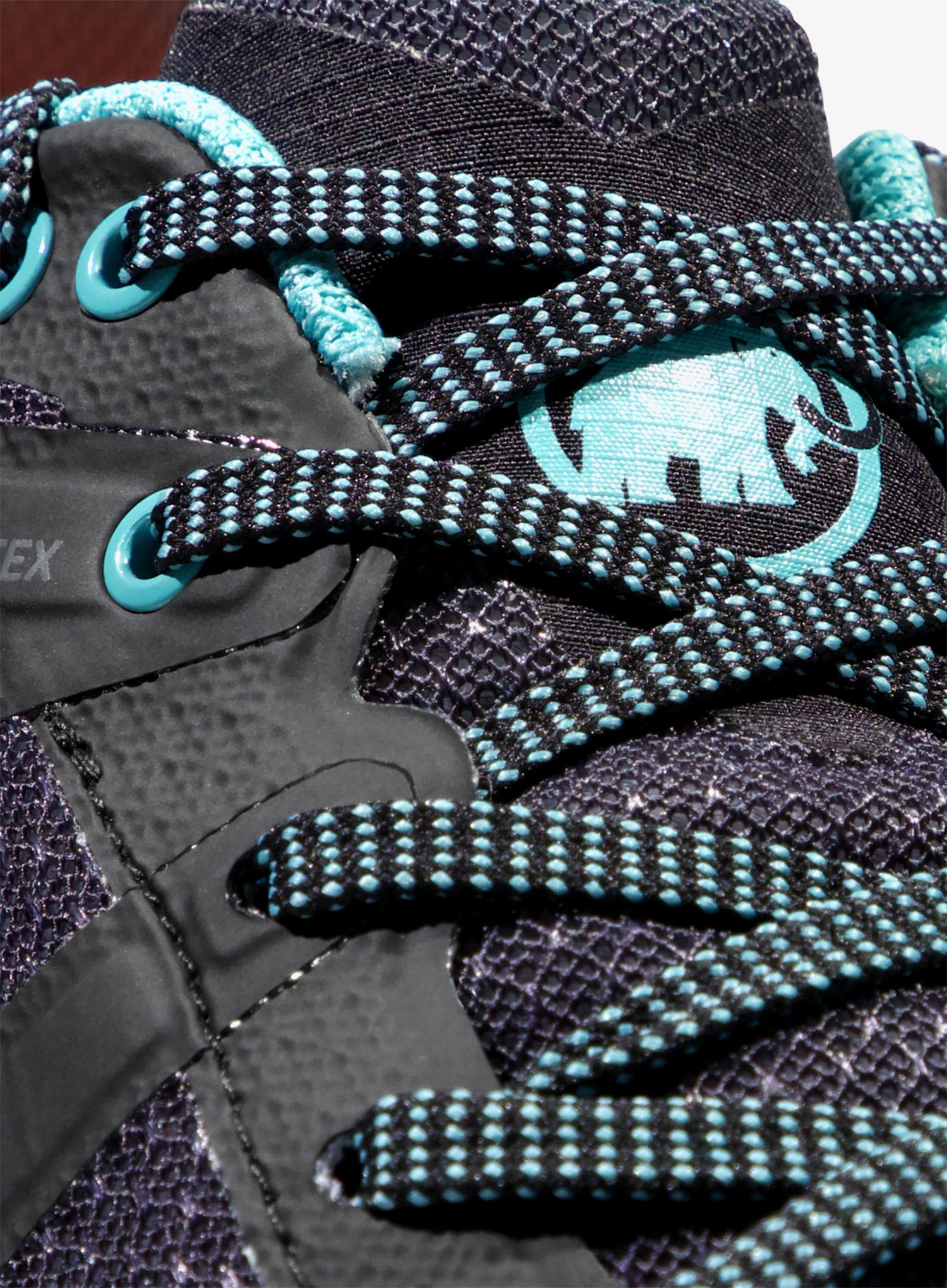 Ženski pohodniški čevlji Mammut Sertig II Low GTX - black/dark frosty