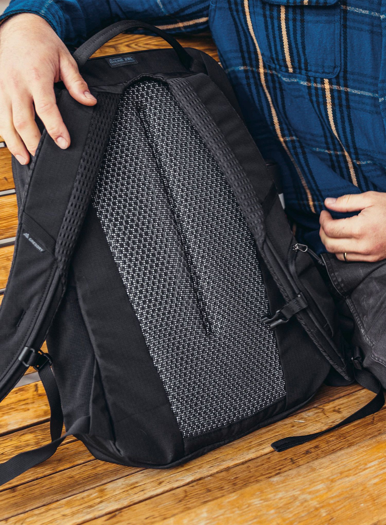 Nahrbtnik za prenosnik Gregory Rhune 28 - carbon black