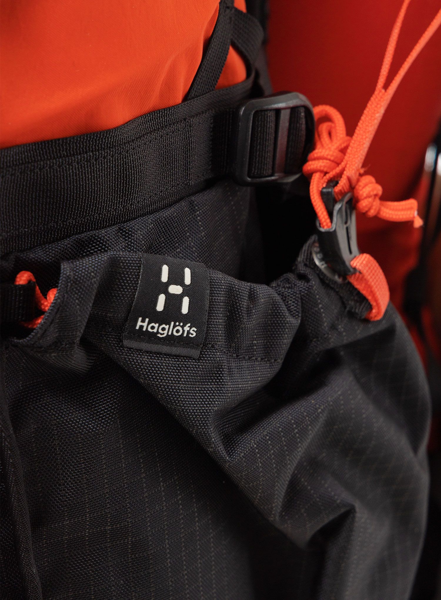 Pohodniški nahrbtnik Haglofs L.I.M ZT 55 - true black/zenith red