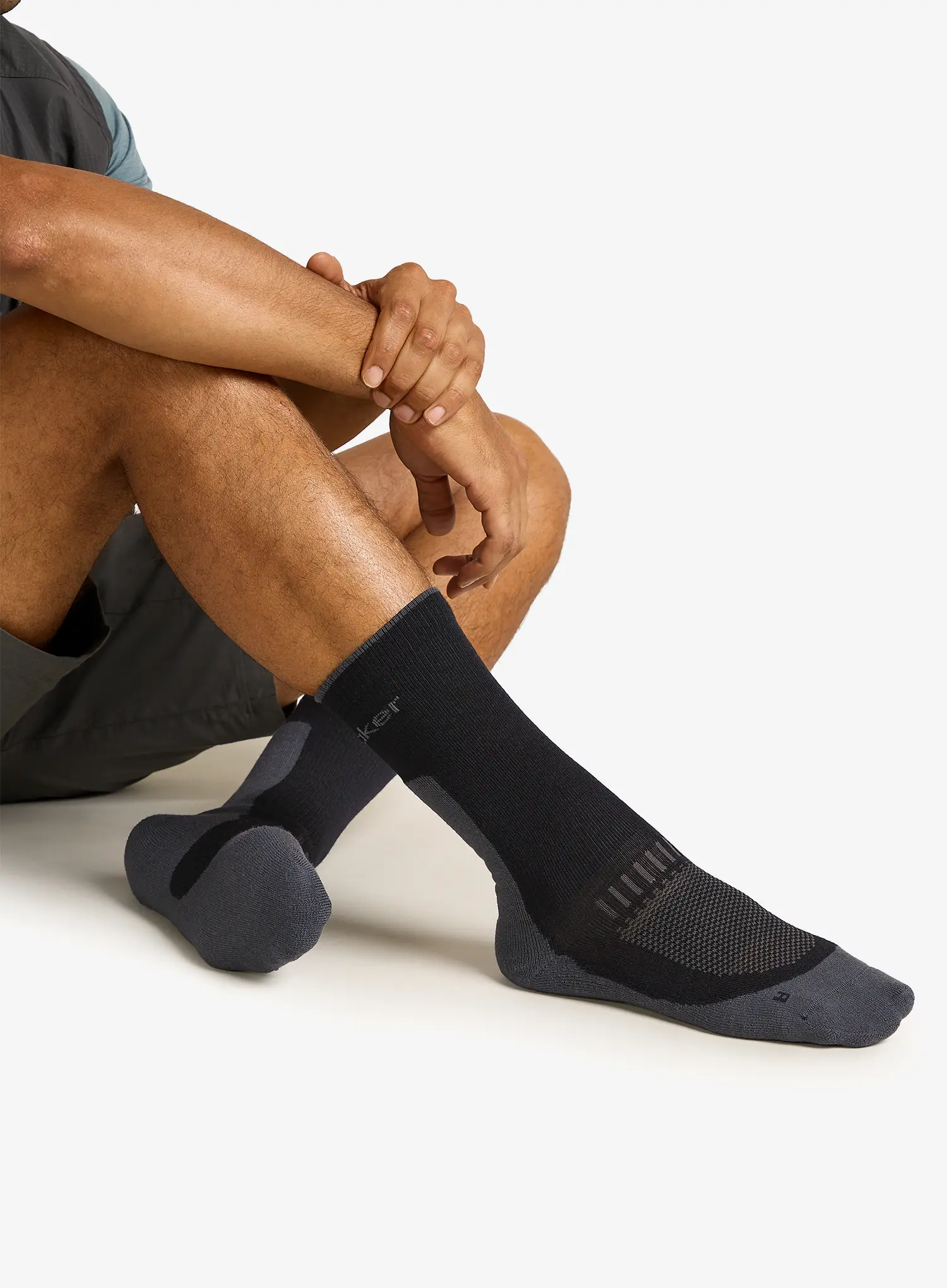 Pohodniške nogavice Icebreaker Merino Hike+ Light Crew - obsidian