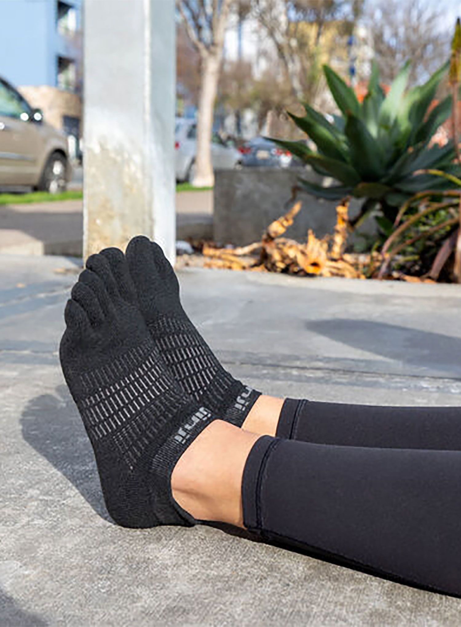 Tekaške nogavice Injinji Run Lightweight No-Show - black