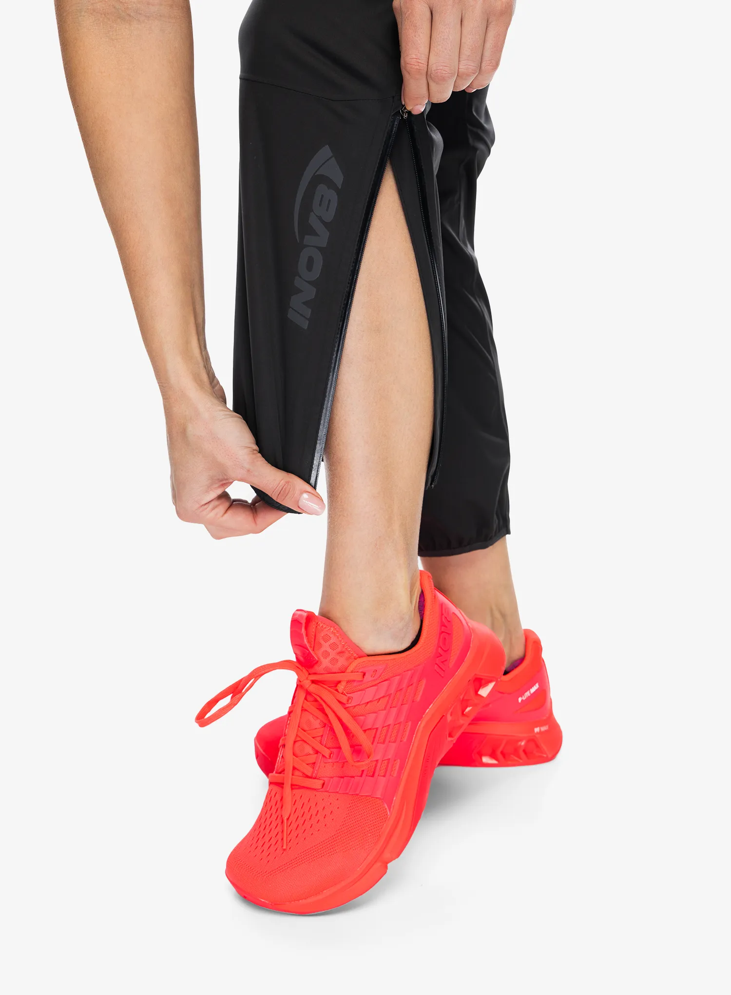 Ženske tekaške hlače Inov-8 Trailpant - black/black
