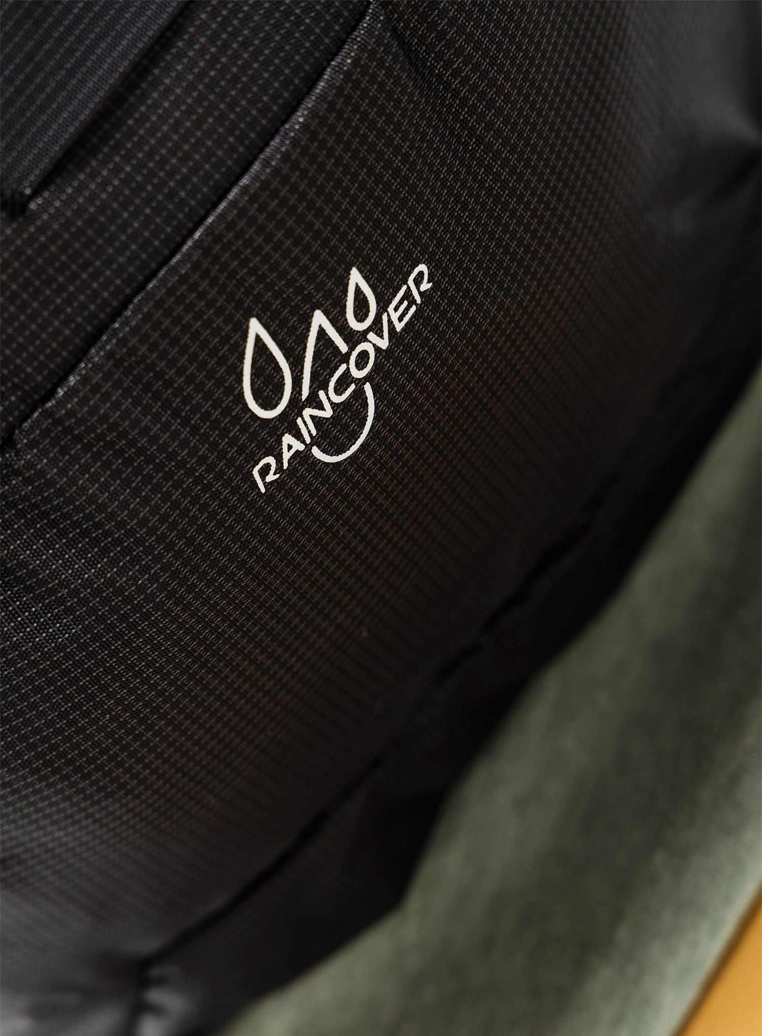 Nahrbtnik z distančno mrežico Lowe Alpine AirZone Active 22 - black