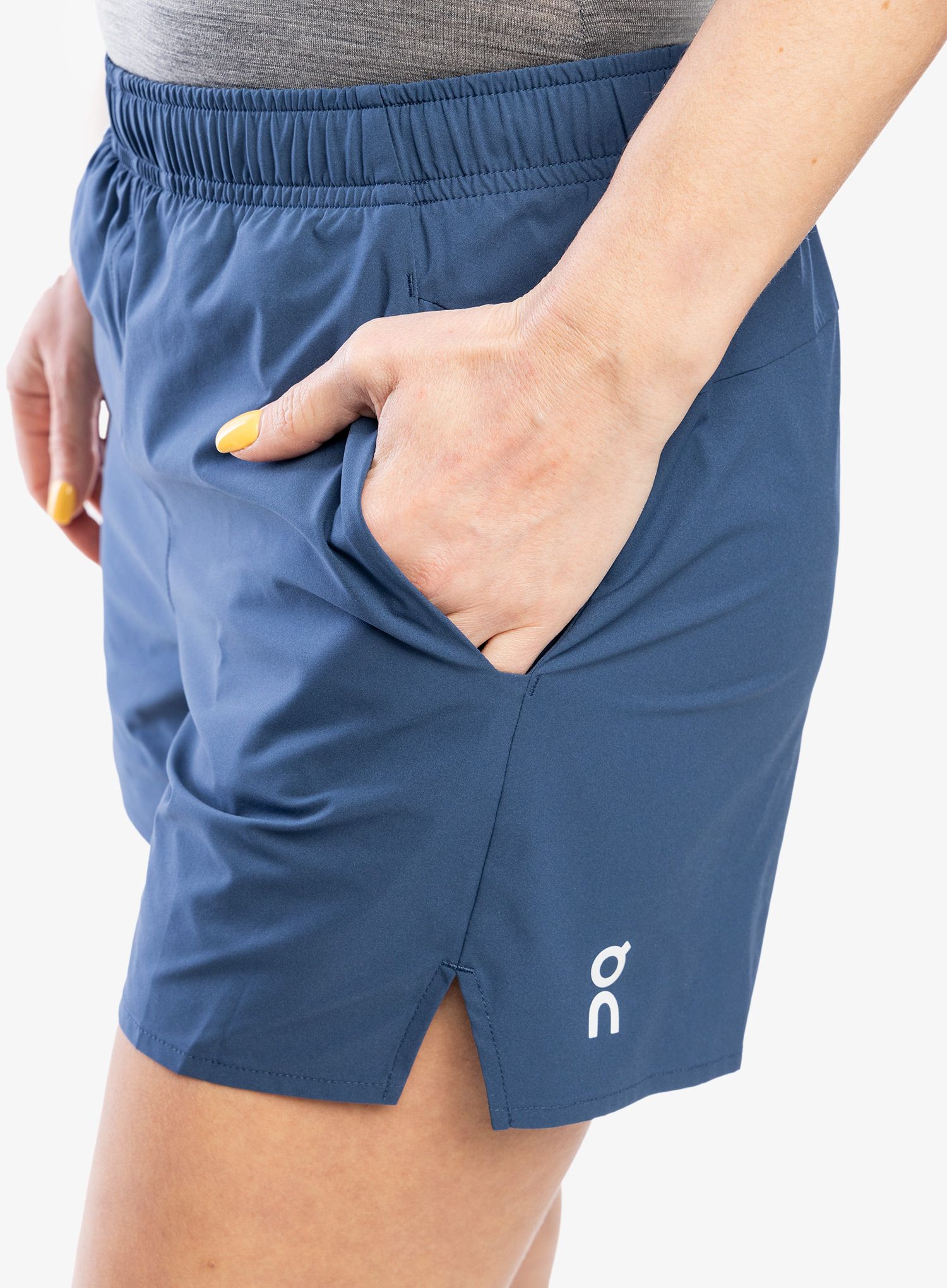 Ženske tekaške kratke hlače On Essential Shorts - navy
