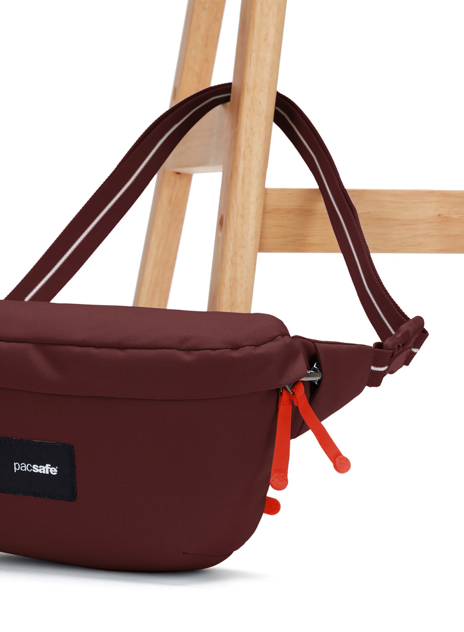 Torbica za okoli pasu Pacsafe Go Sling Pack - garnet red