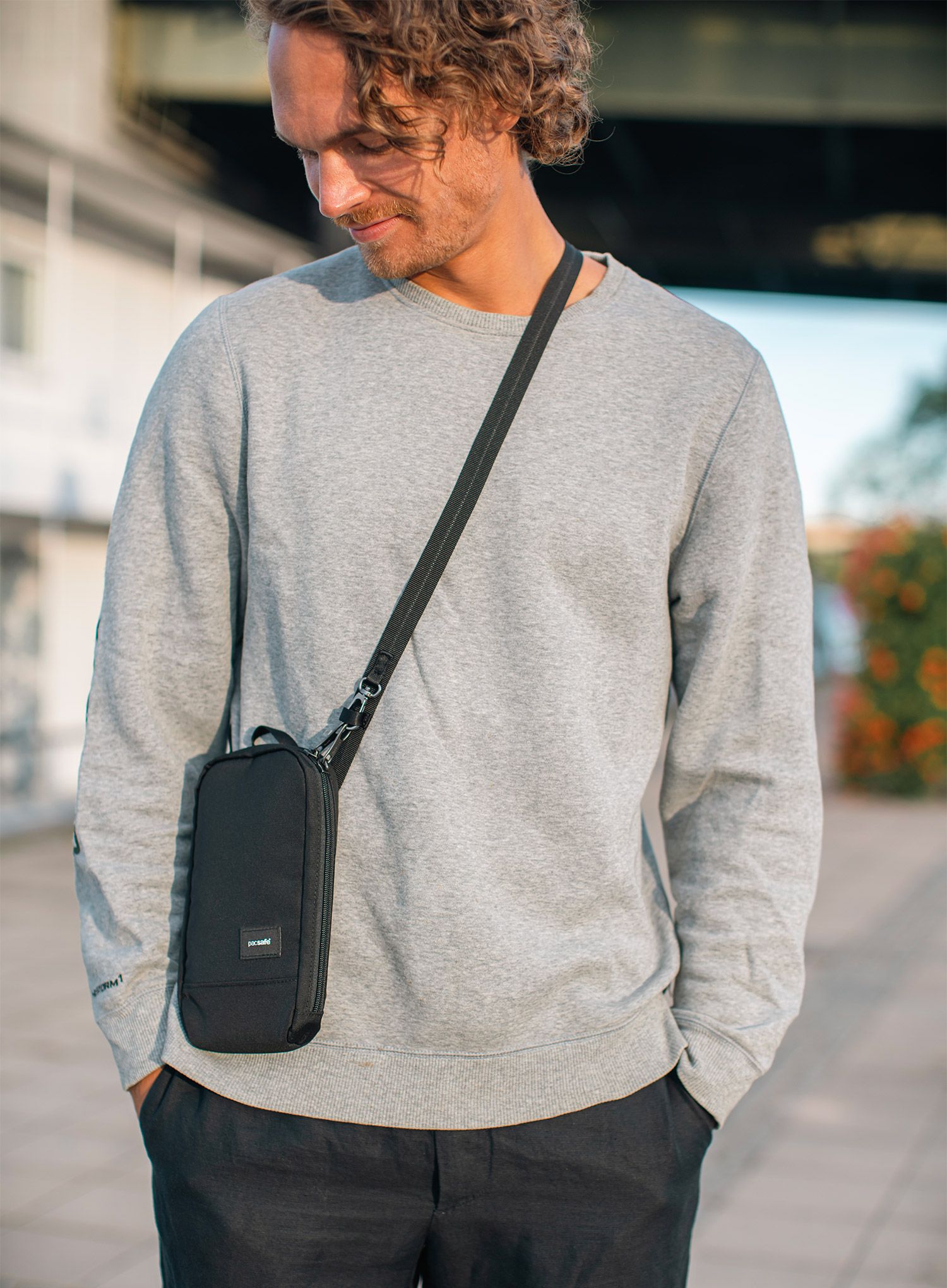 Torbica za čez ramo Pacsafe RFIDsafe Tech Crossbody - black