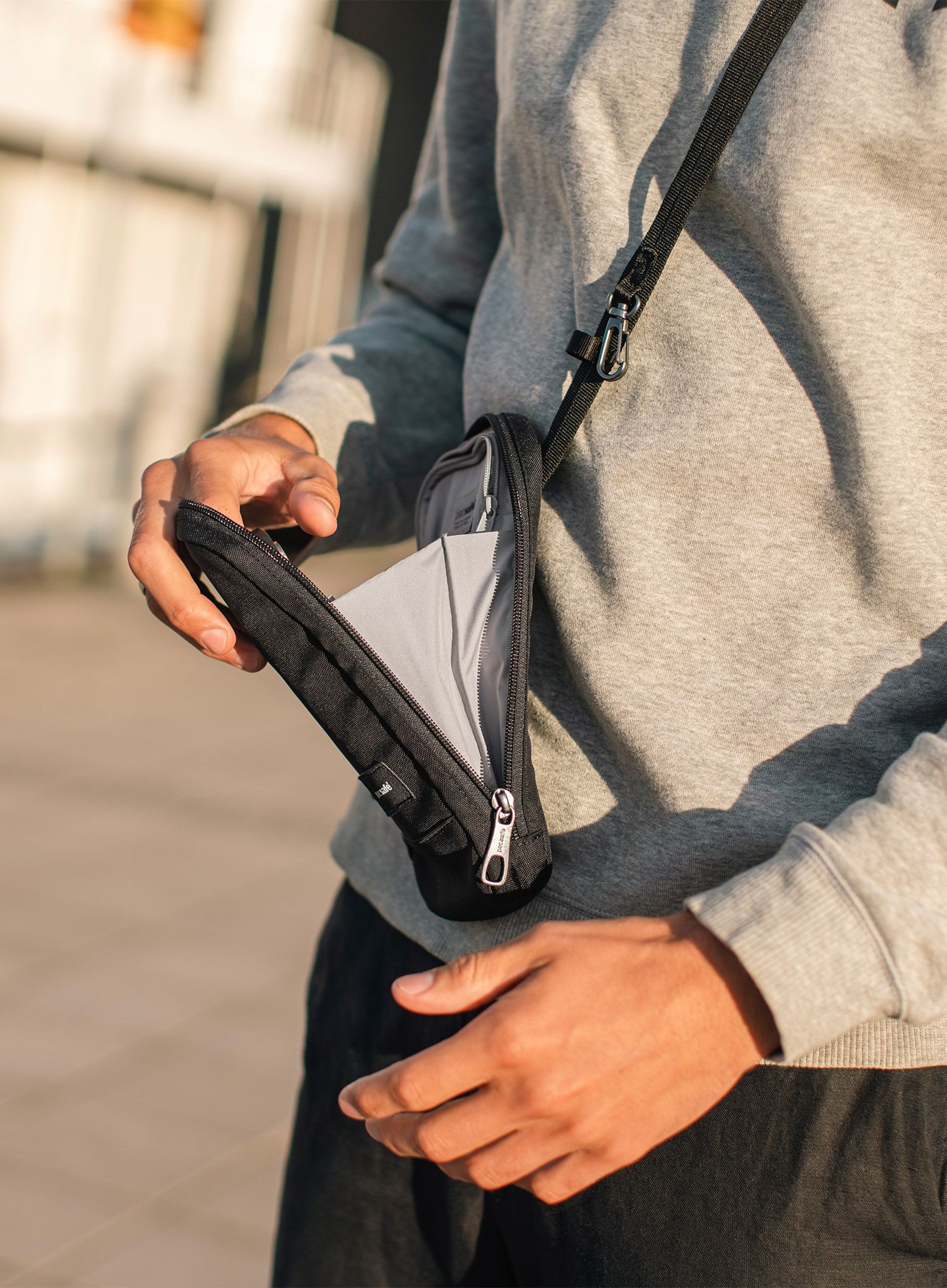 Torbica za čez ramo Pacsafe RFIDsafe Tech Crossbody - black