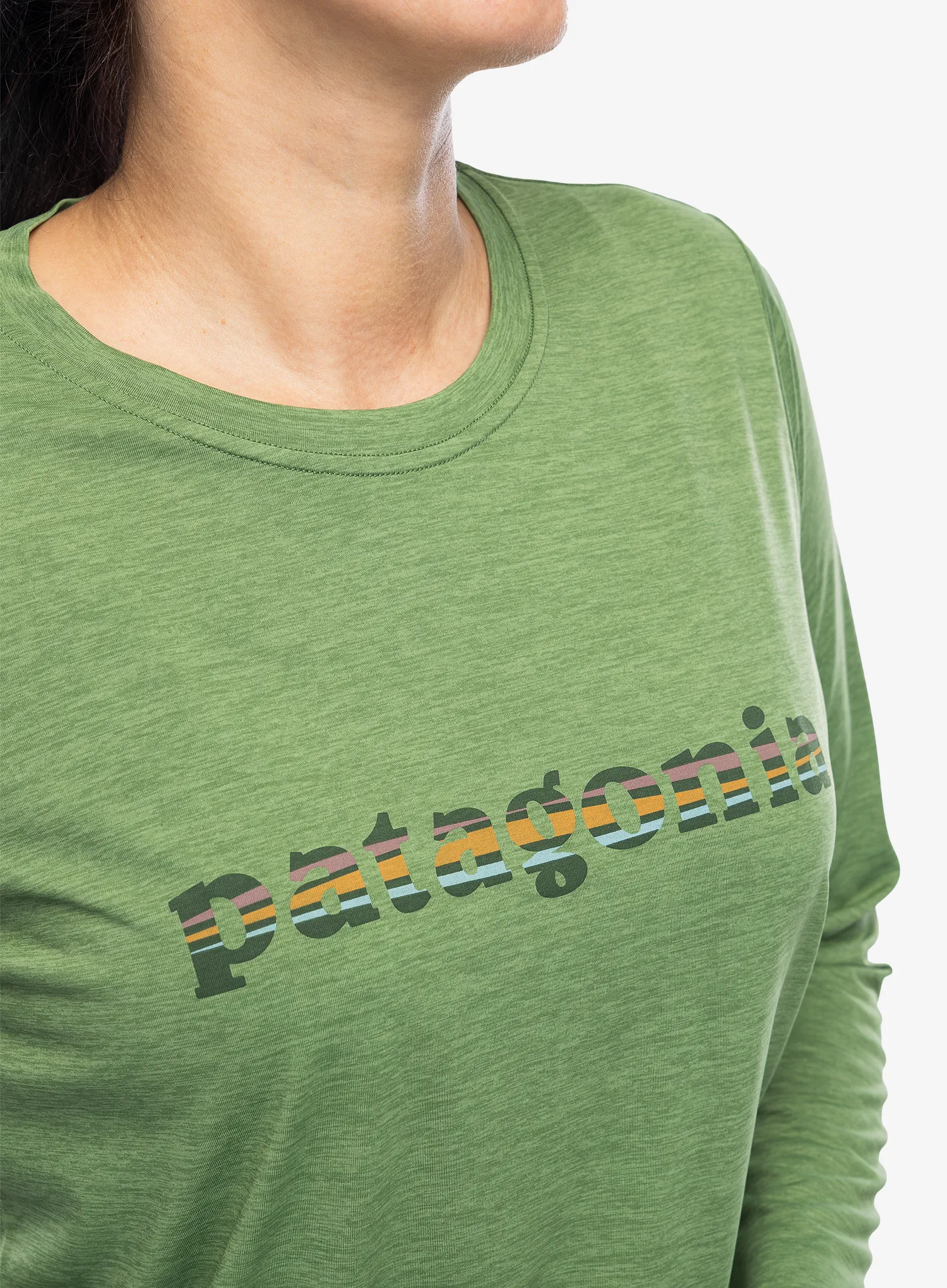 Ženska jopica Patagonia L/S Capilene Cool Daily Graphic Shirt - 73 text logo nouveau green