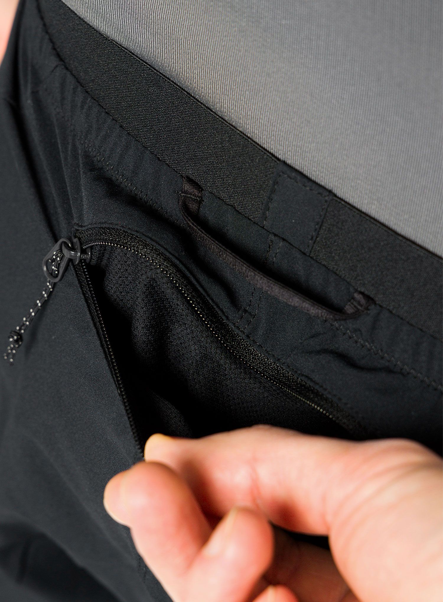 Tekaške kratke hlače Salomon Cross 5 Shorts - deep black