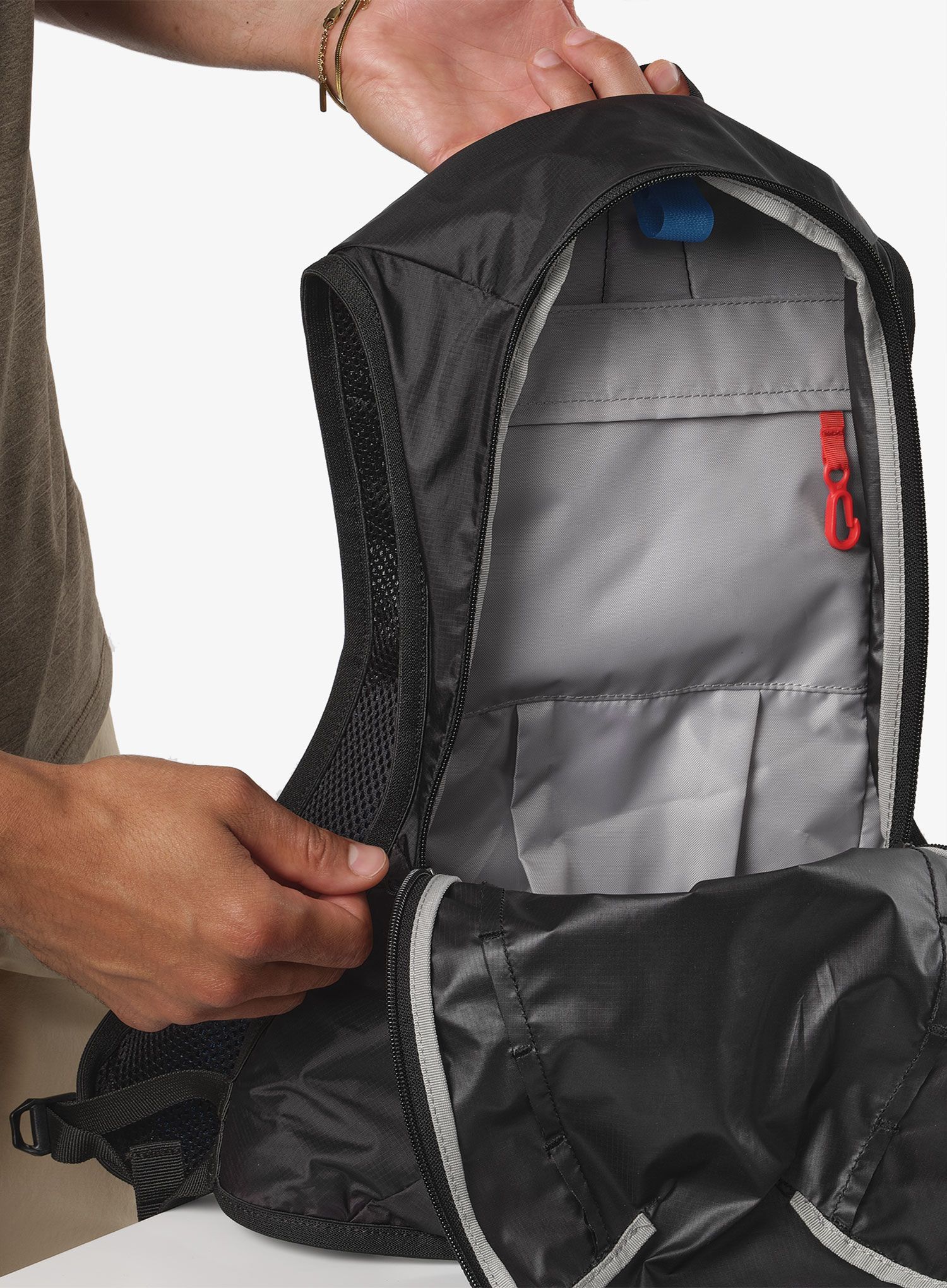 Nahrbtnik Salomon Cross 8 - black