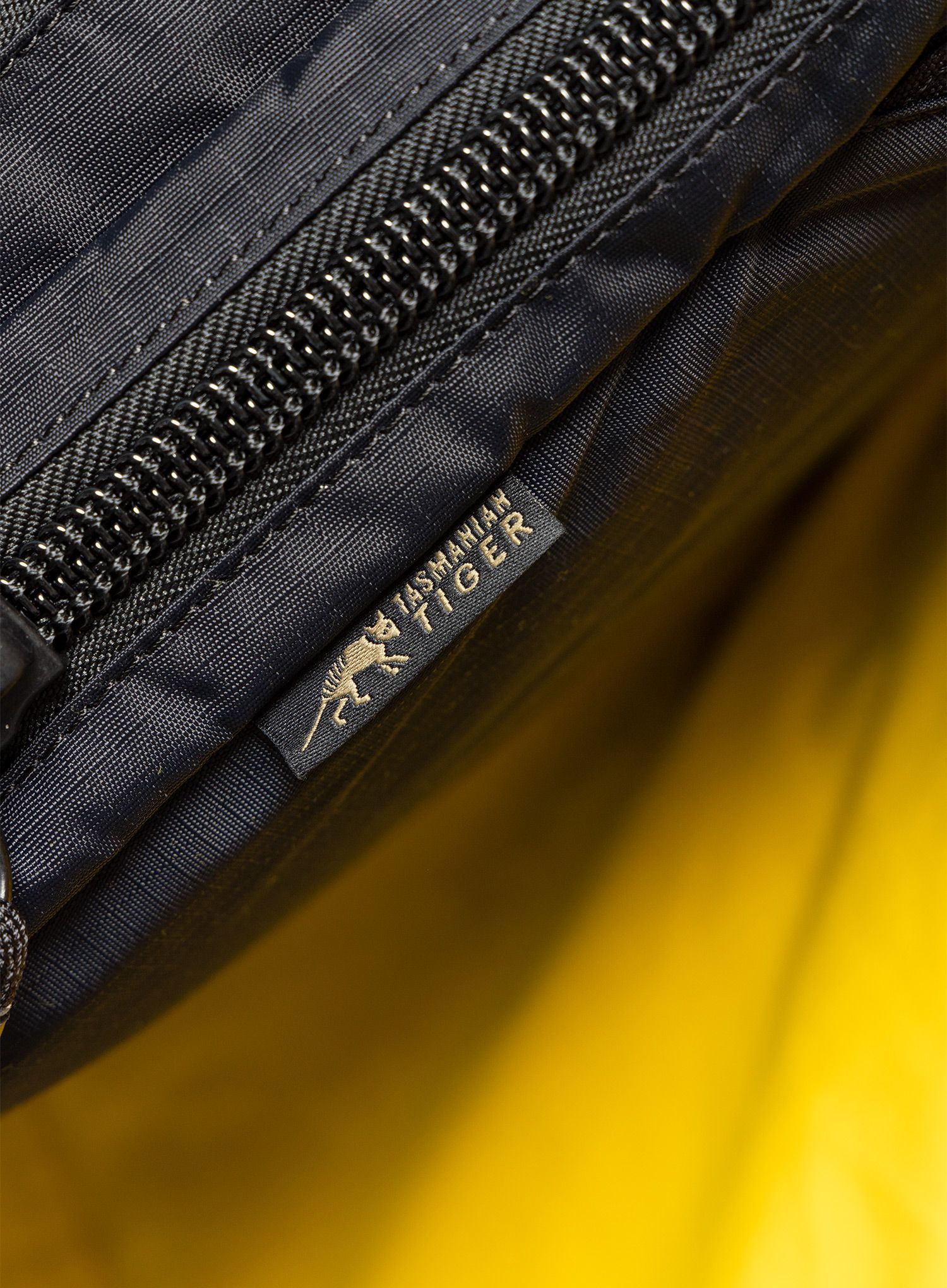 Taktična torba Tasmanian Tiger Shoulder Bag - black