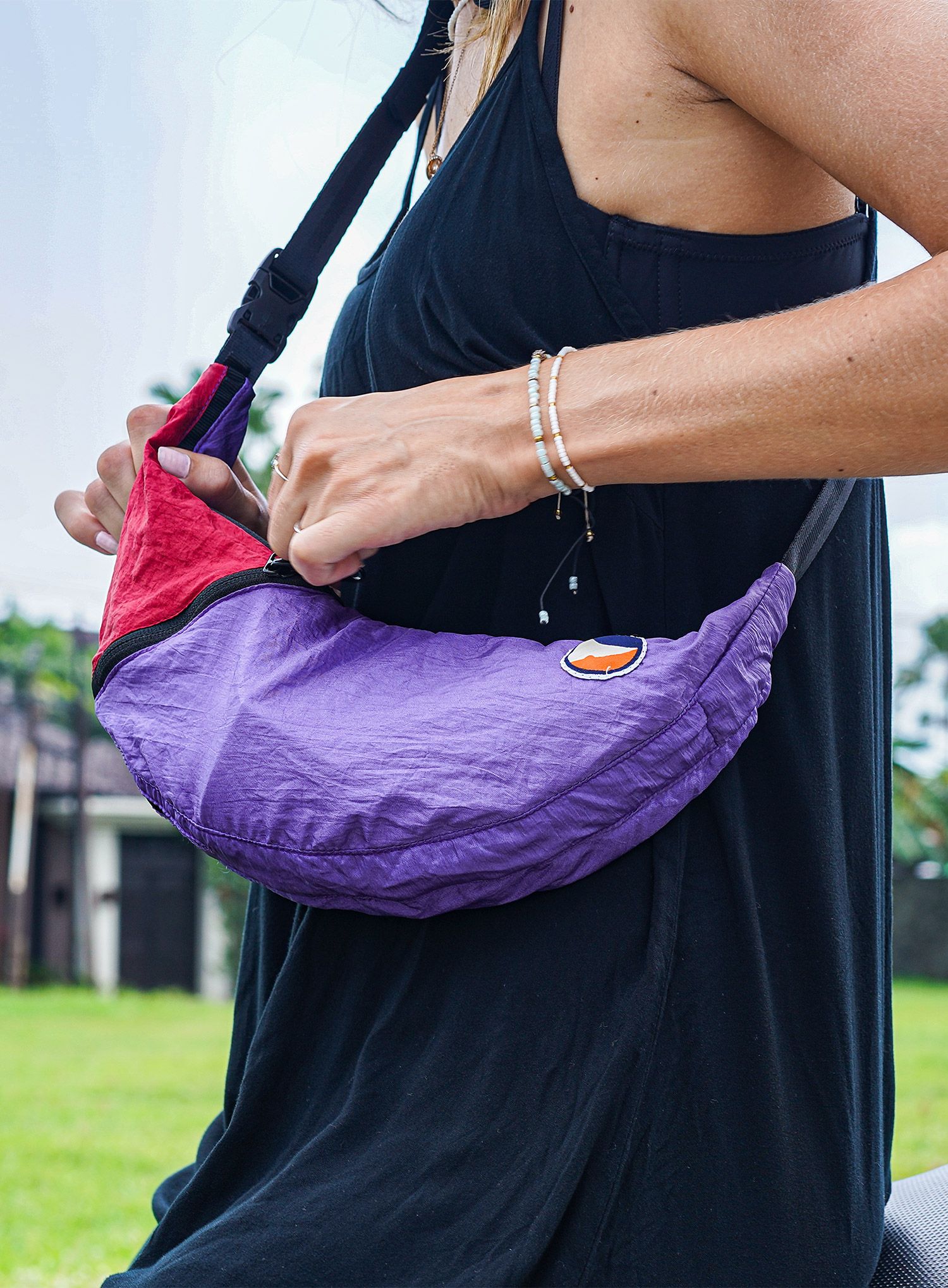 Torba Ticket To The Moon Upcycled Sling Bag - purple/burgundy