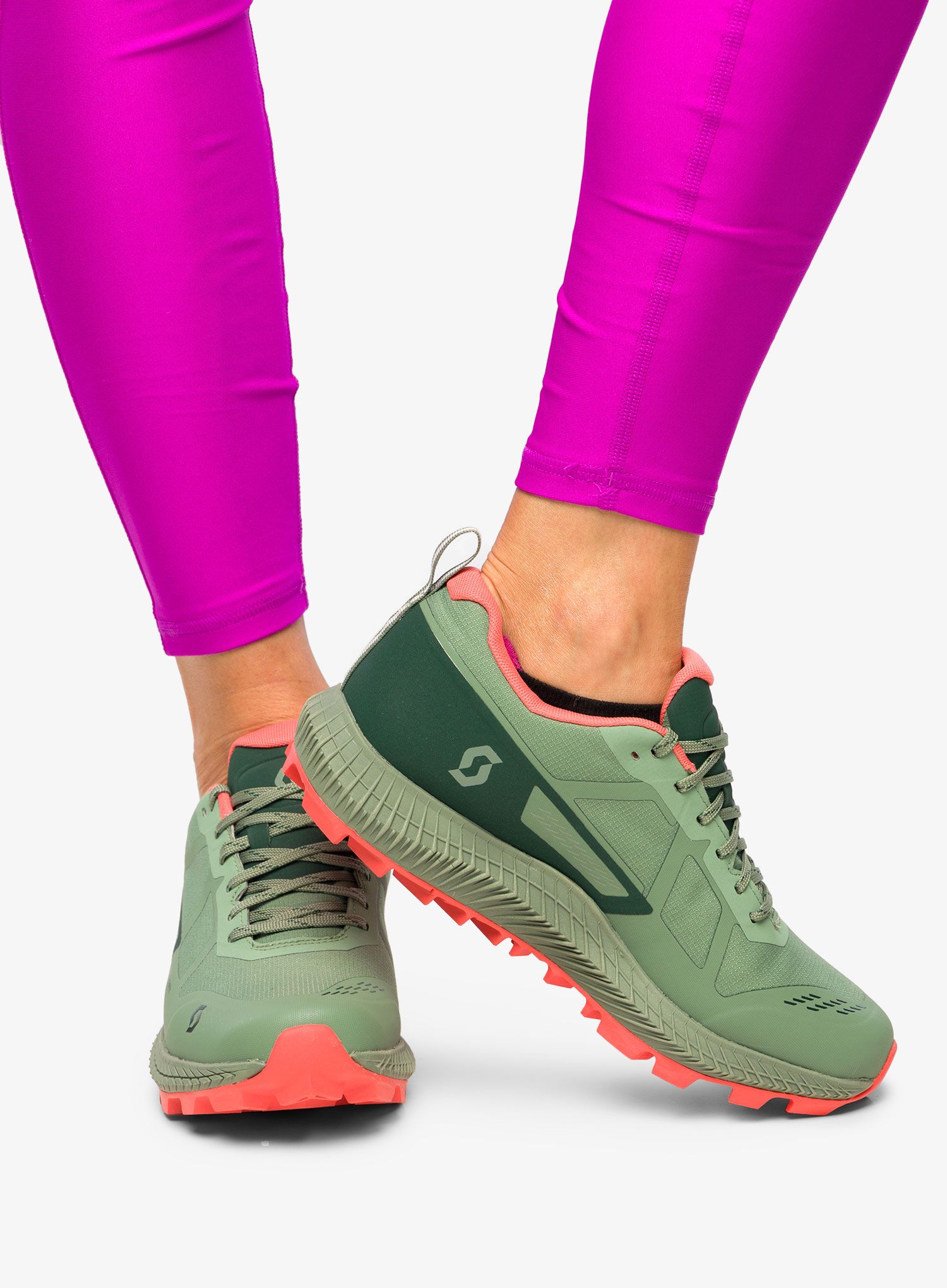 Ženski tekaški čevlji SCOTT Supertrac 3 GTX - frost green/coral pink