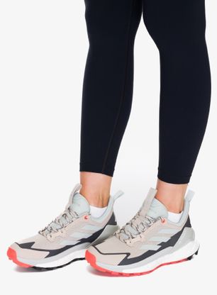 Ženski pohodniški čevlji adidas TERREX Free Hiker 2 Low - wonder beige/blk/semi orange