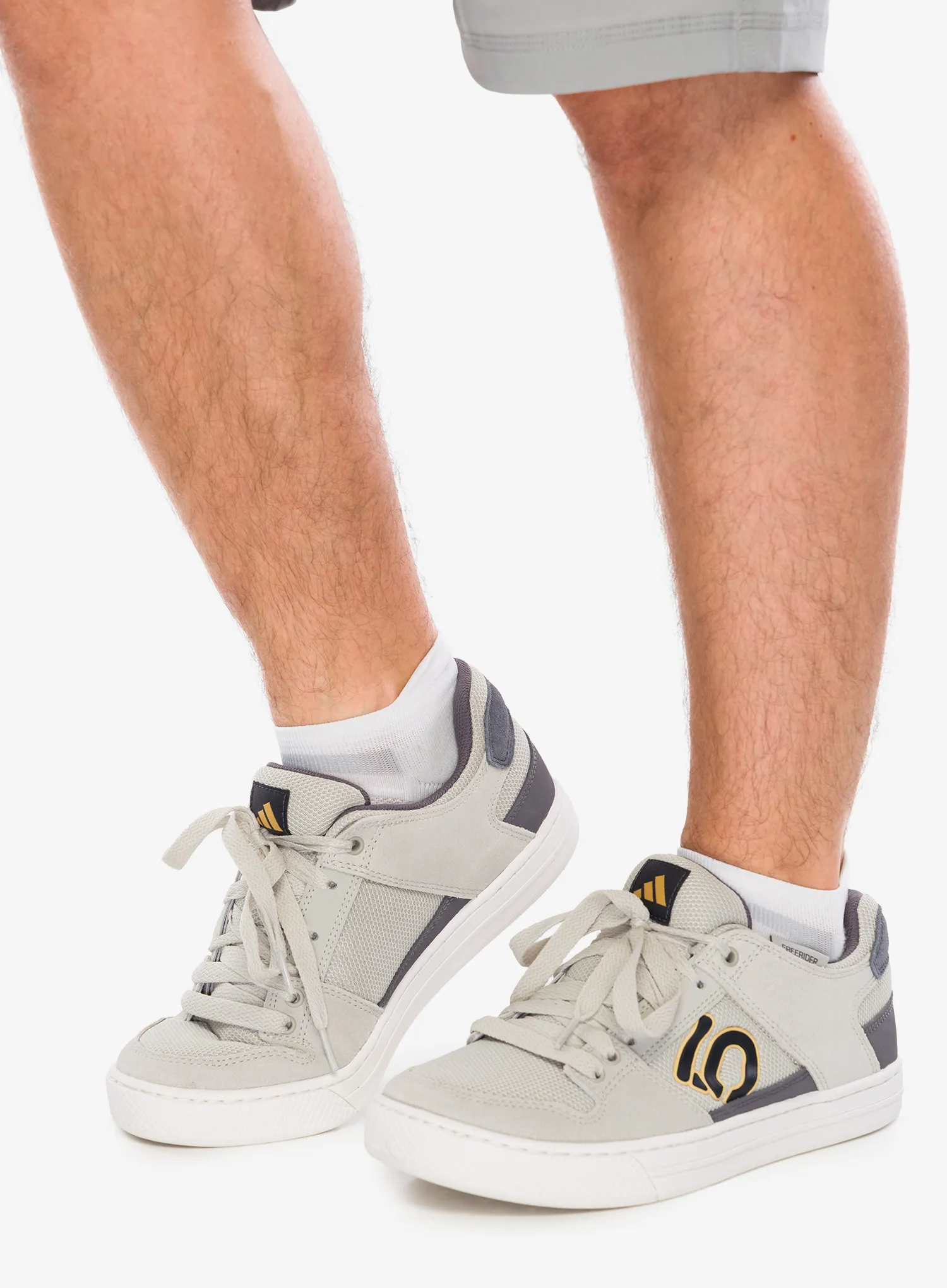 Kolesarski čevlji Five Ten Freerider - putgre/carbon/oat