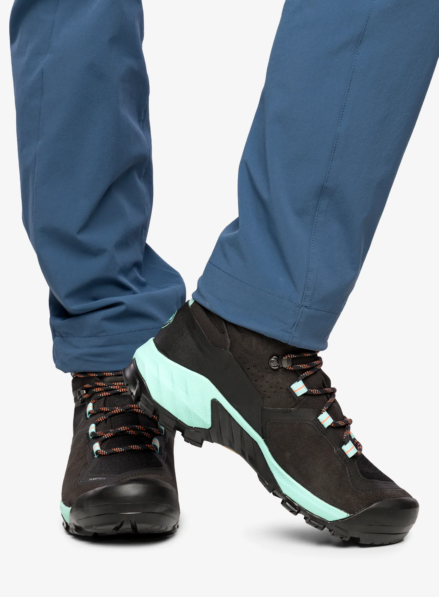 Ženski treking čevlji Mammut Sapuen High GTX - black/dark frosty
