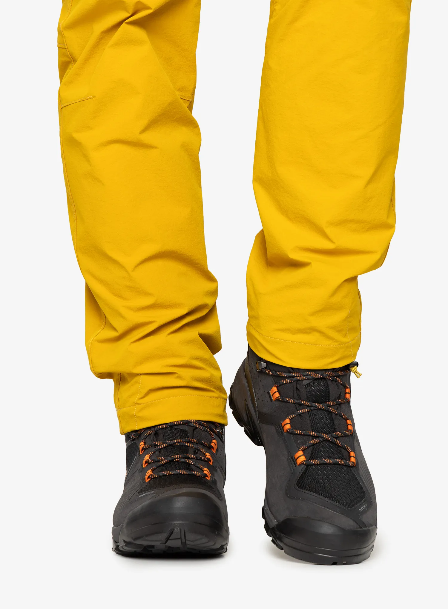 Treking čevlji Mammut Sapuen High GTX - black/dark radiant