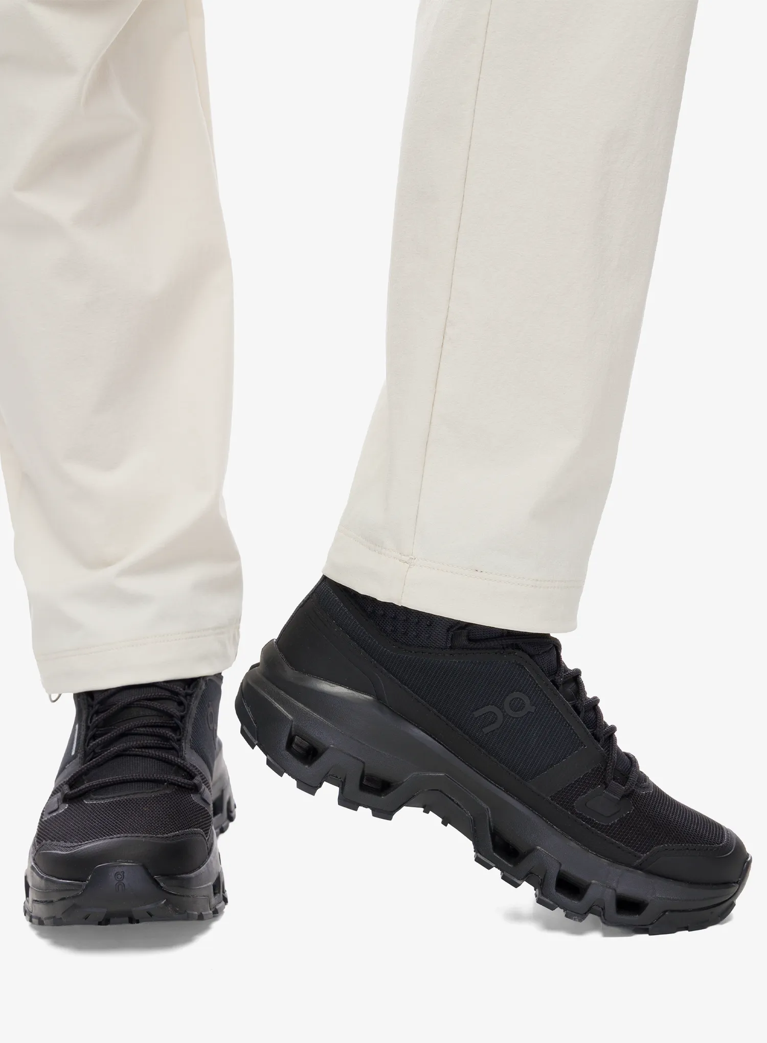 Ženski pohodniški čevlji On Cloudrock Mid WP - black/black