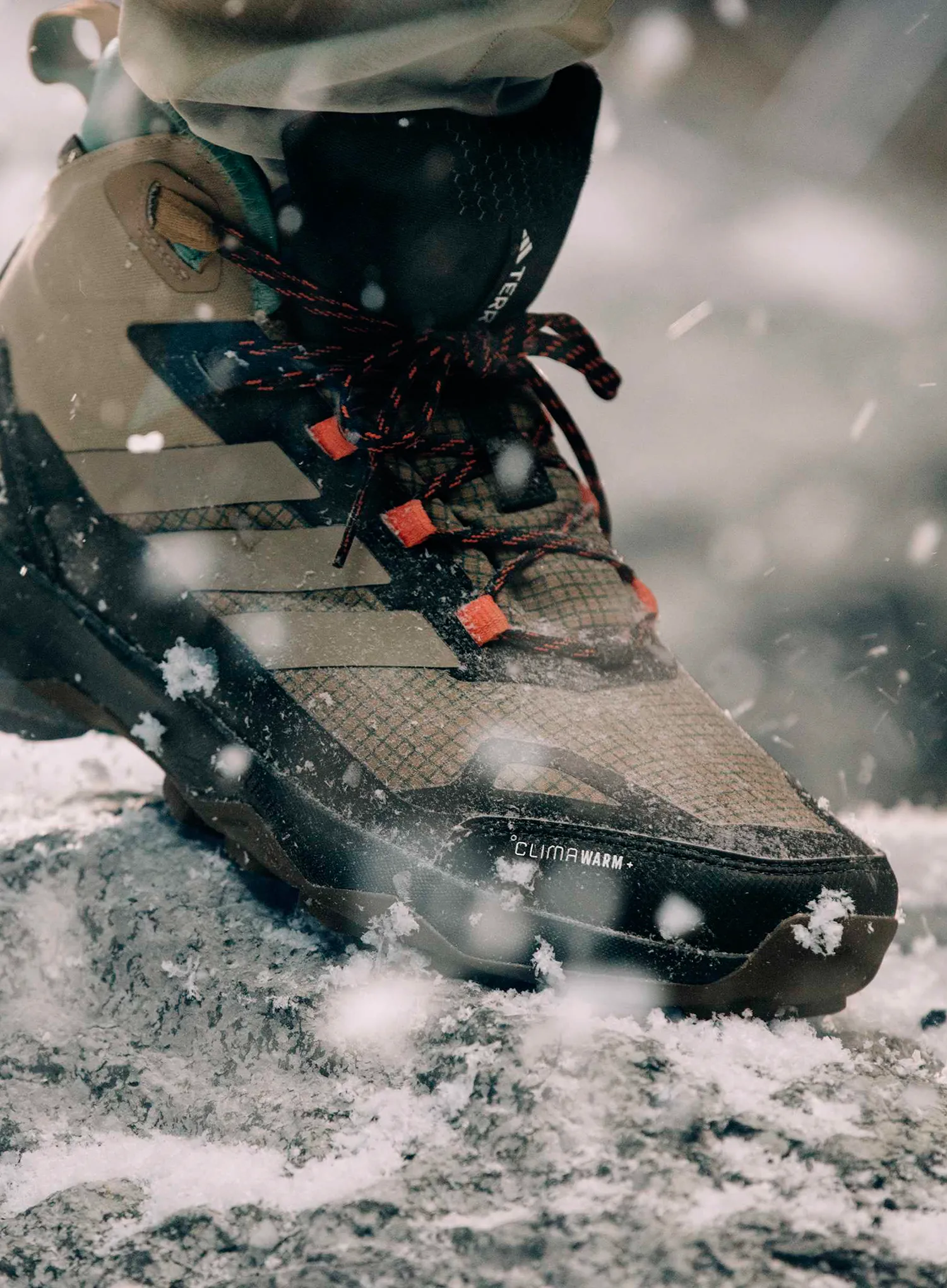 Moški pohodniški čevlji adidas TERREX Skychaser AX5 Mid GTX Climawarm - cardboard/blanch car/pure teal