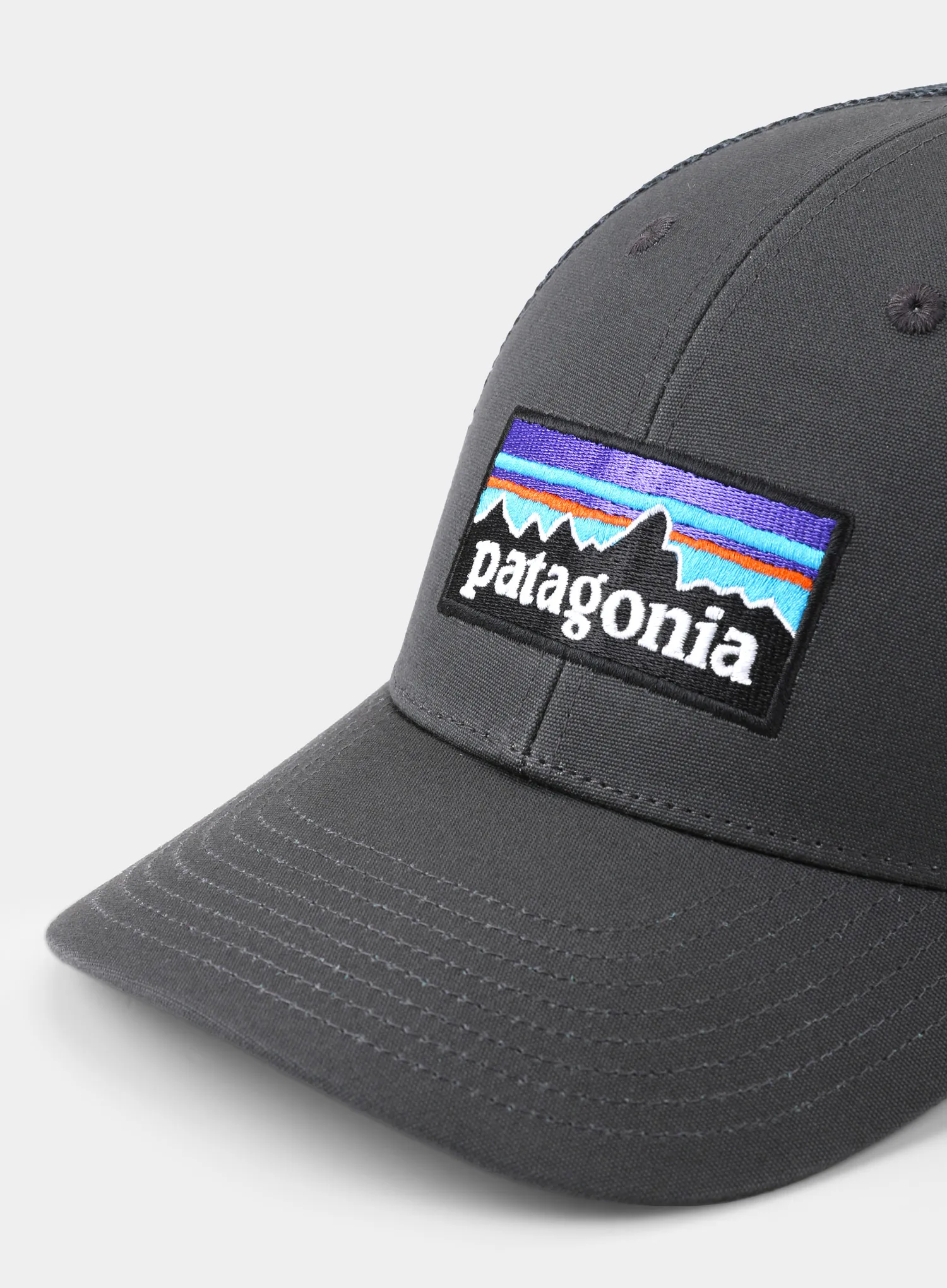 Kape Patagonia P-6 Logo LoPro Trucker Hat - forge grey