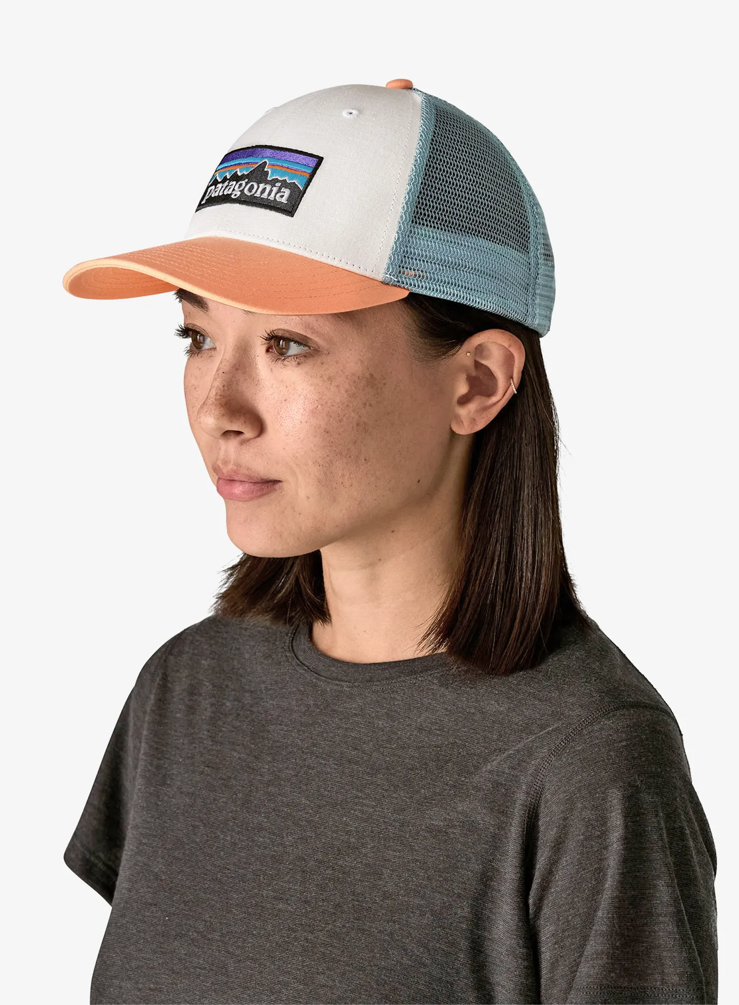 Kapa s šiltom Patagonia P-6 Logo LoPro Trucker Hat - white w/peach sherbet