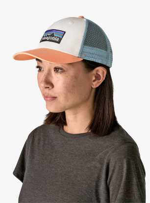 Kapa s šiltom Patagonia P-6 Logo LoPro Trucker Hat - white w/peach sherbet
