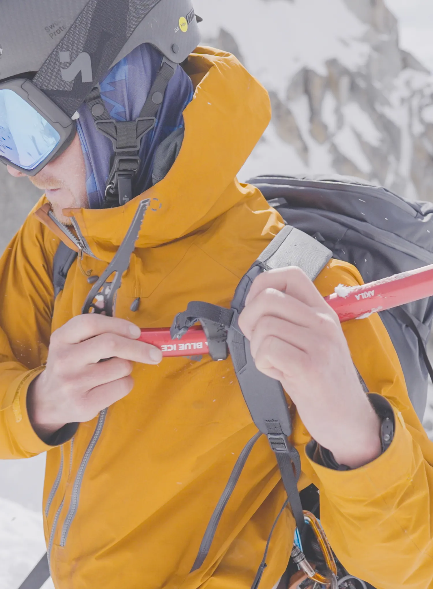 Pohodniški cepin Blue Ice Akila Adze - patrol red