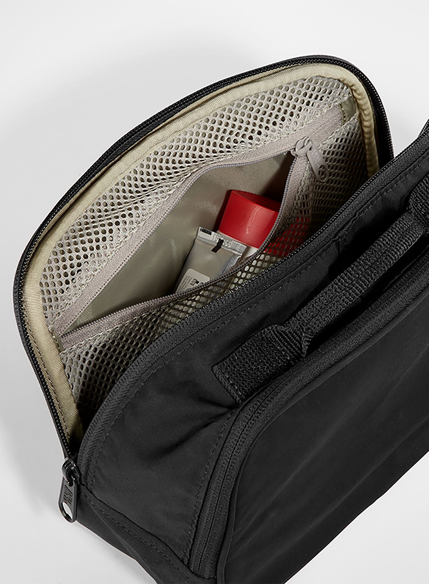 Kozmetična torbica Fjallraven Kanken Toiletry Bag - black