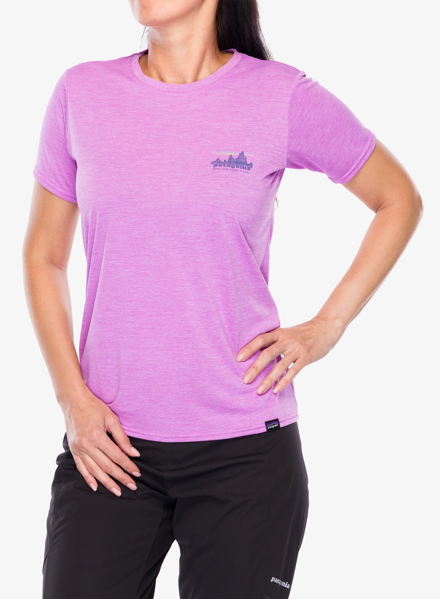 Ženska majica s potiskom Patagonia Cap Cool Daily Graphic Shirt - 73 skyline/brisk purple x-dye