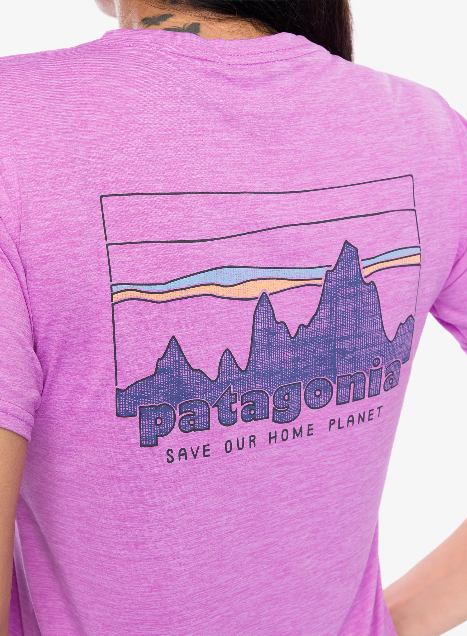 Ženska majica s potiskom Patagonia Cap Cool Daily Graphic Shirt - 73 skyline/brisk purple x-dye