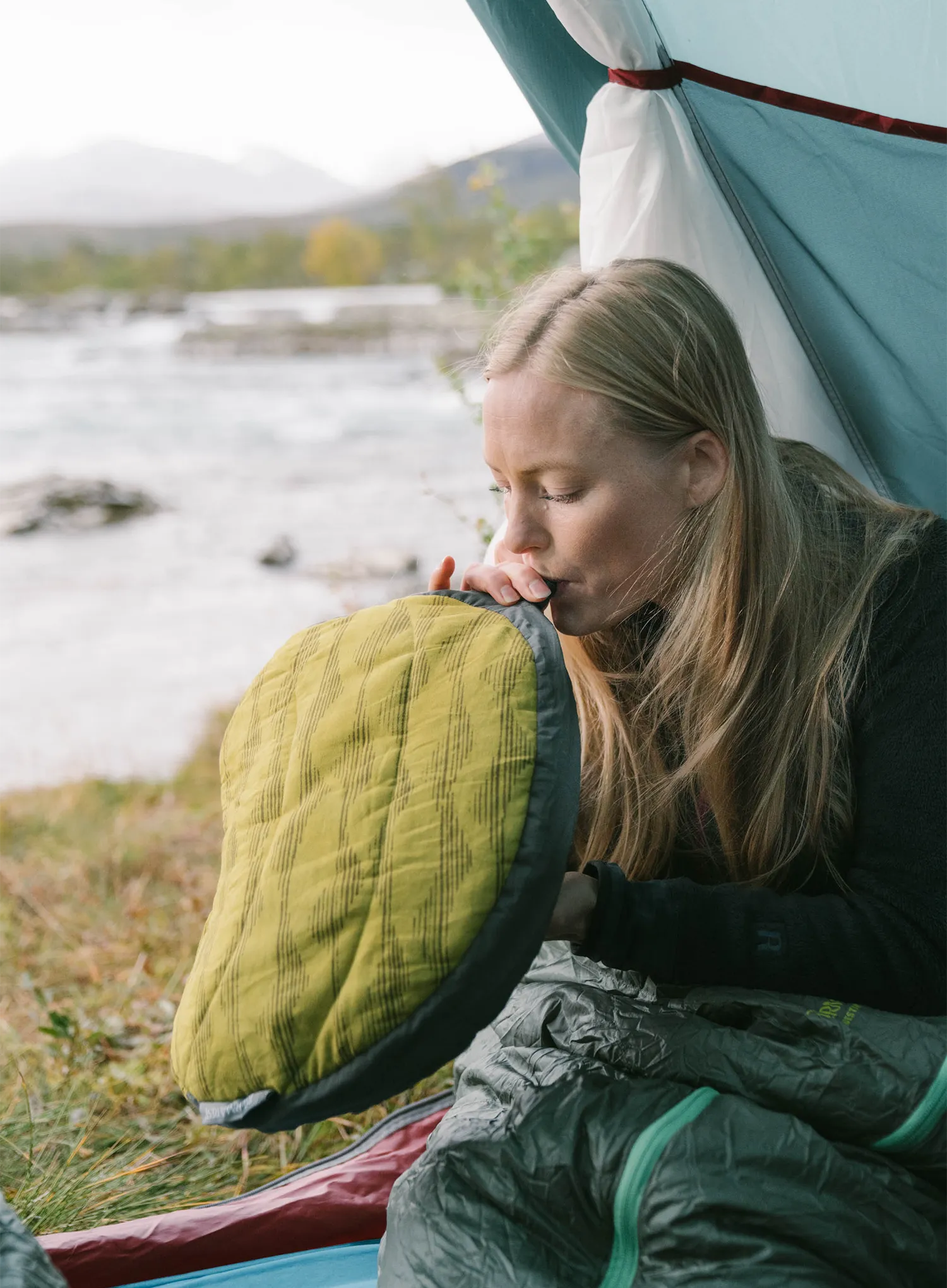 Potovalni vzglavnik Therm a Rest Airhead L - yellow mountains