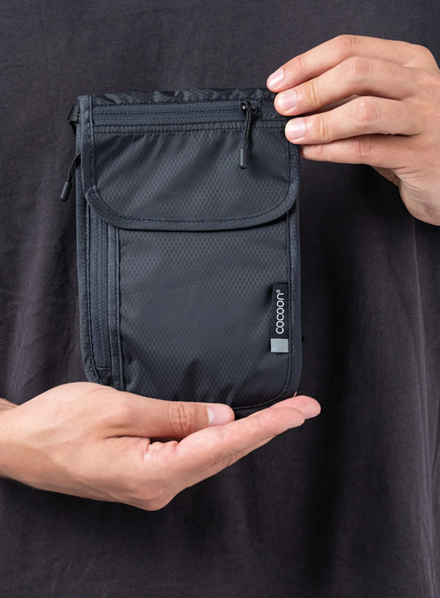 Torbica za čez ramo Cocoon Travel Neck Wallet - phantom black