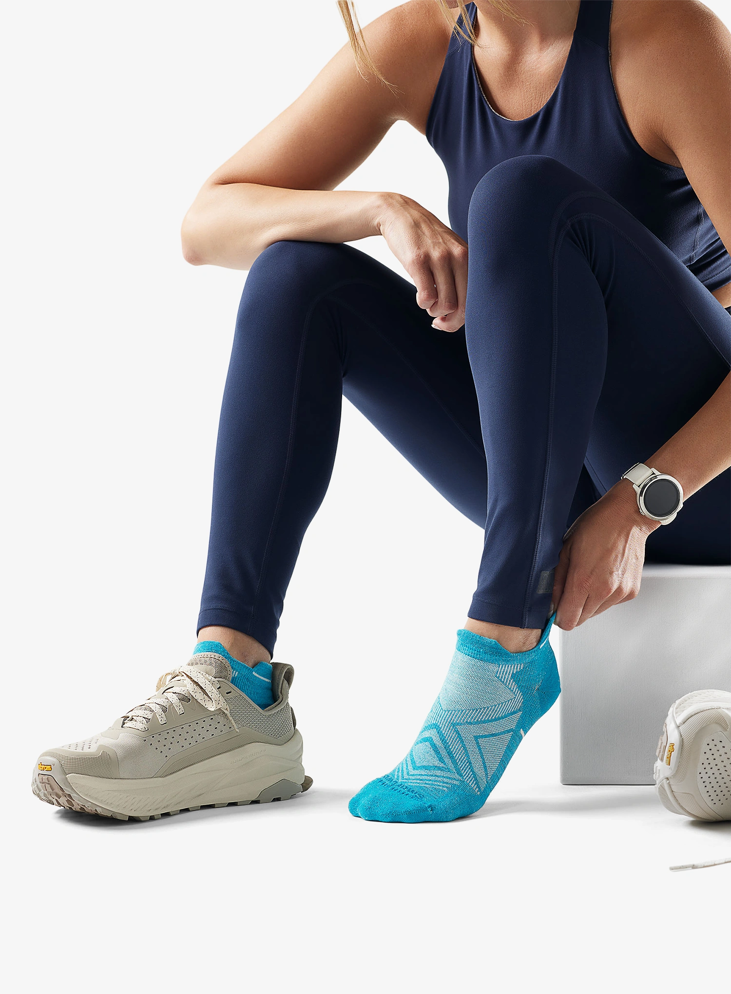 Ženske tekaške nogavice Smartwool Run Zero Cushion Low Ankle Socks - white/capri