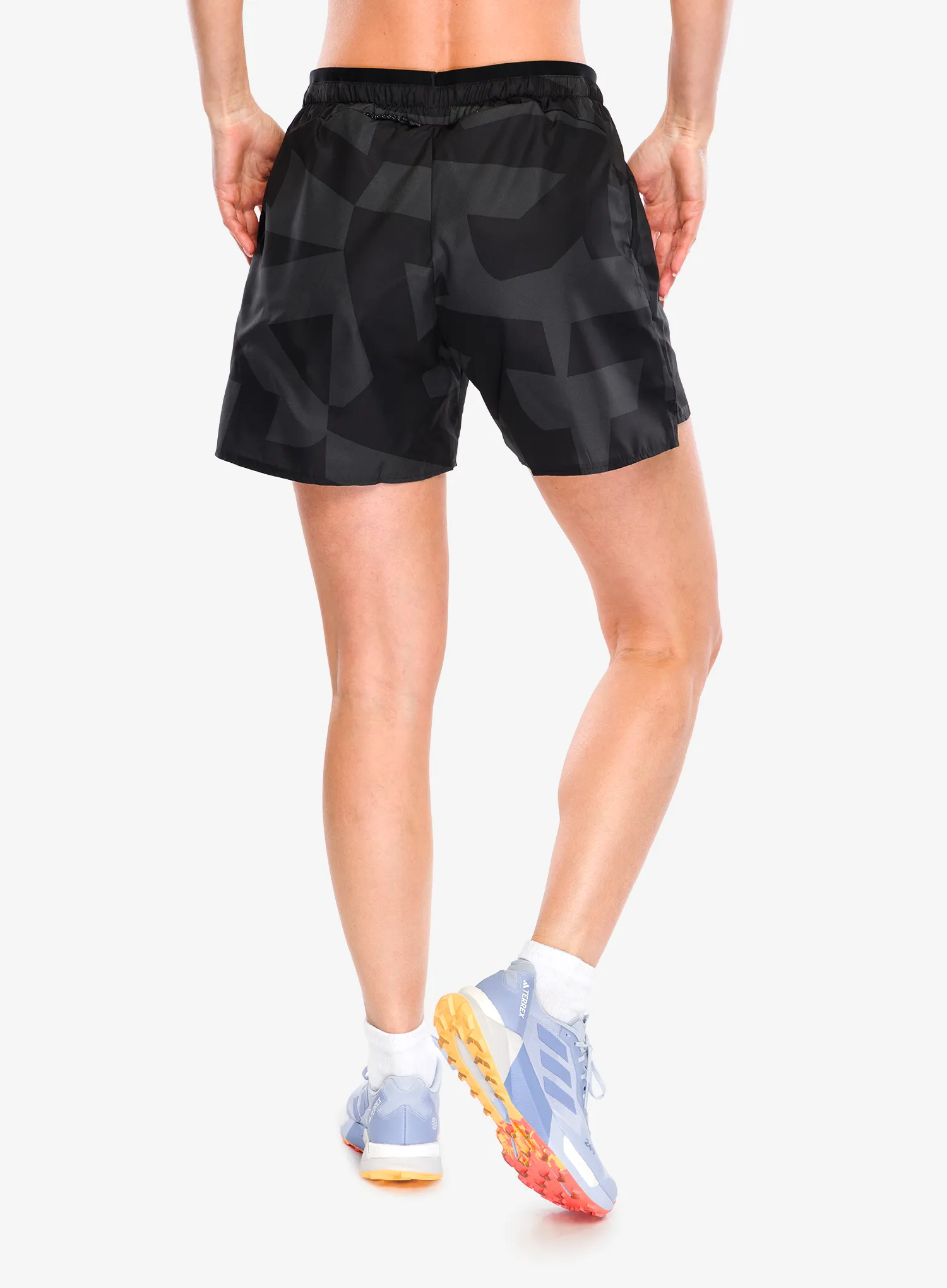 Ženske tekaške kratke hlače adidas TERREX Multi Light Shorts Printed - black/carbon/black/bl