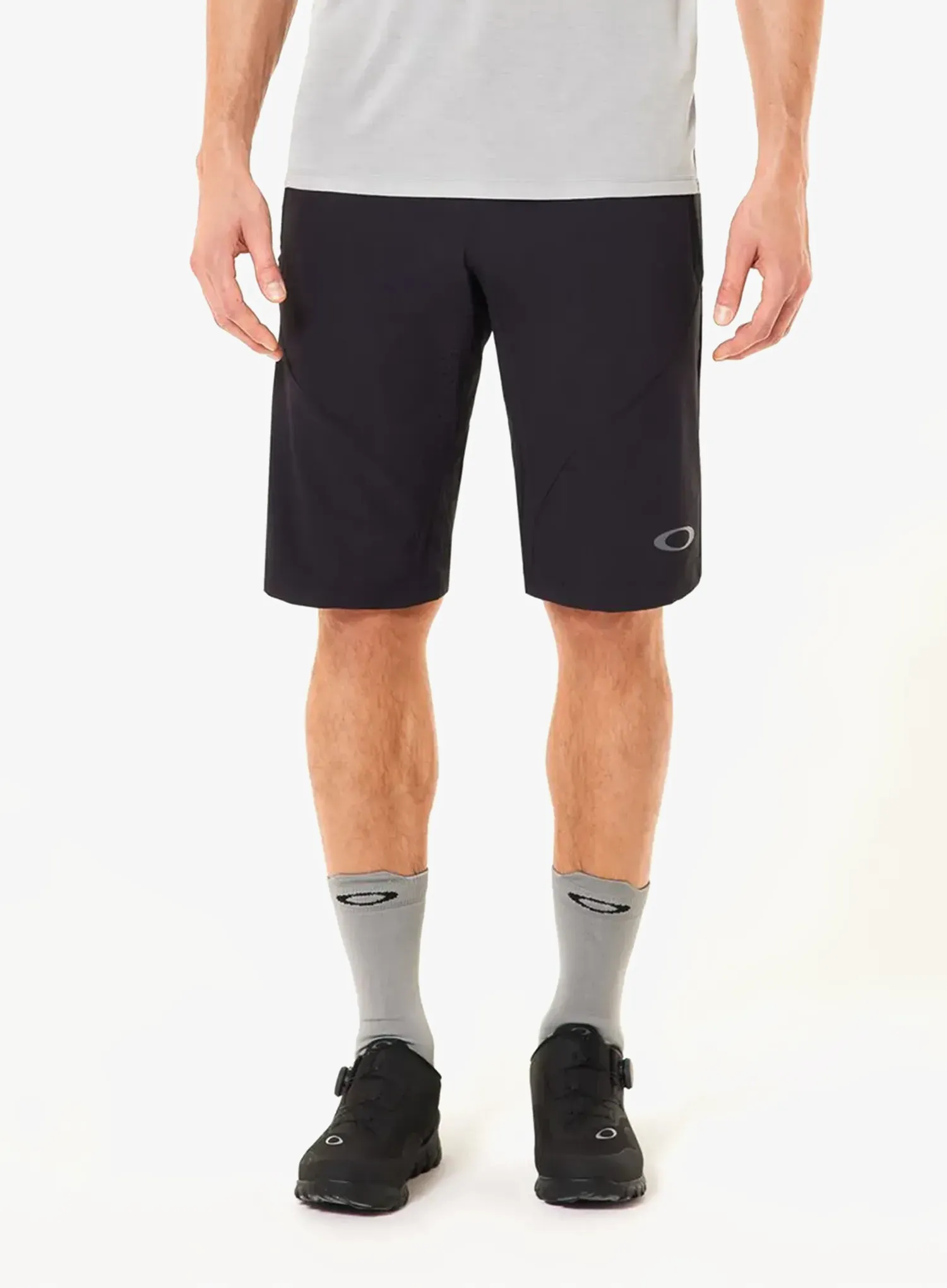 OakleySeekerAirlineShort_blackout_8056153263511_008.webp
