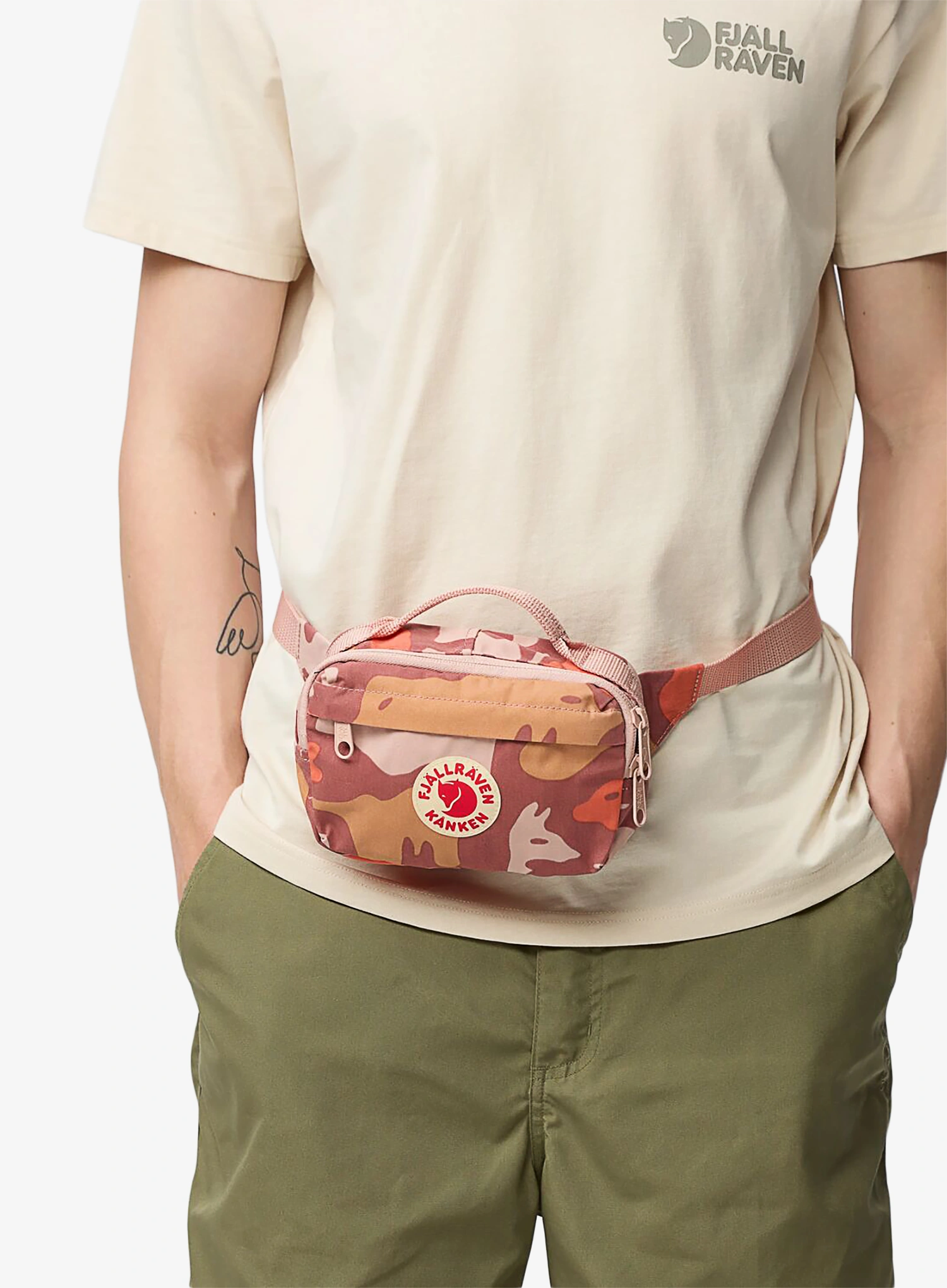 Torbica za okoli pasu Fjallraven Kanken Graphics Hip Pack - chalkrose/hidden animals