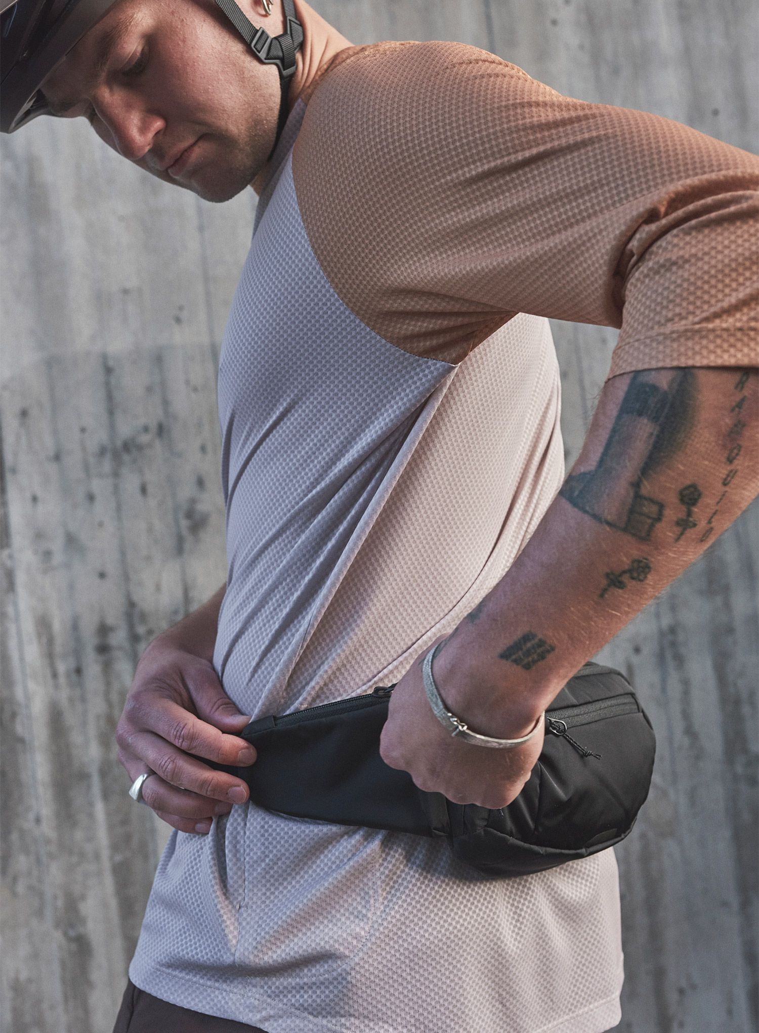 Torbica za okoli pasu POC Lamina Hip Pack - uranium black